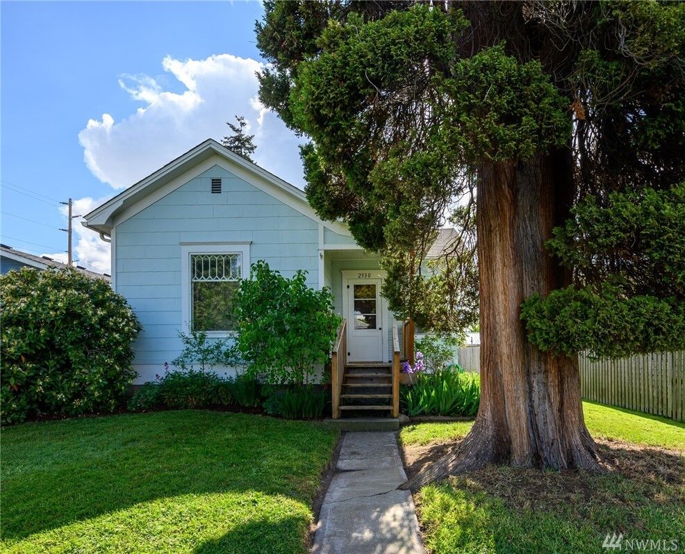 Property Photo:  2330 King St  WA 98225 