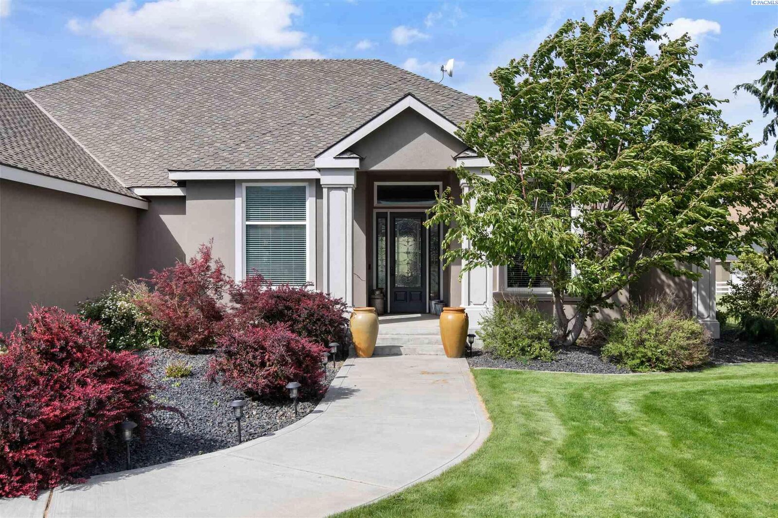 Property Photo: 76204 Canyon Meadow Dr WA 99338