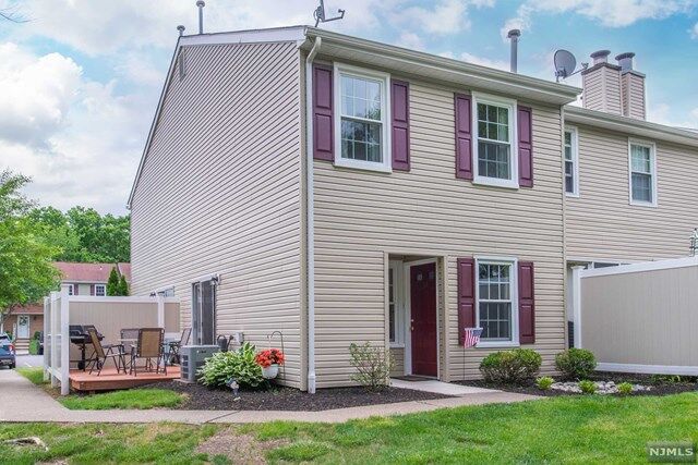 Property Photo:  318 Gettysburg Way  NJ 07035 