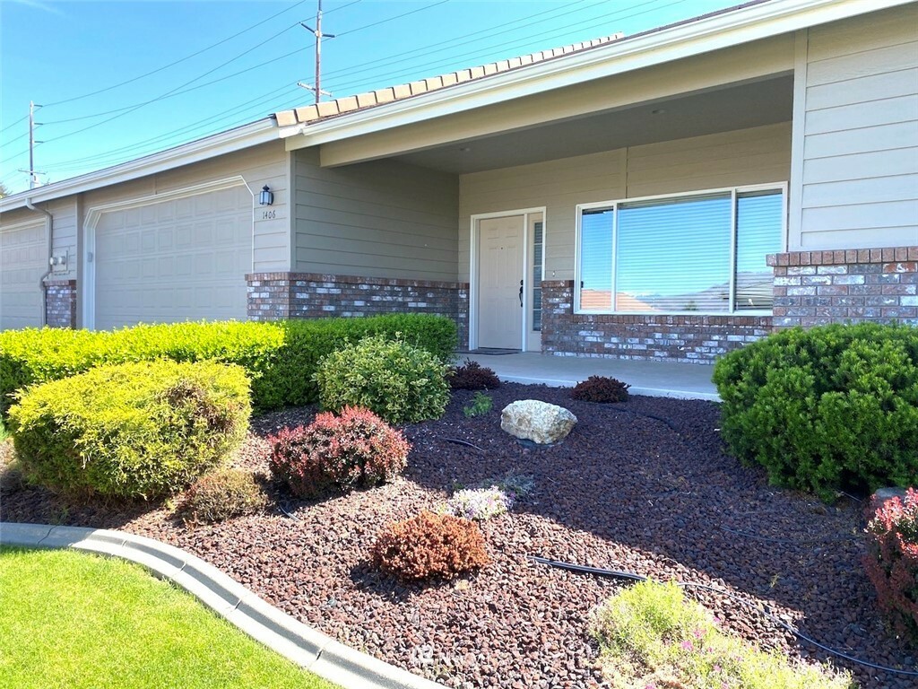 Property Photo: 1380 Eastmont Avenue 1406 WA 98802