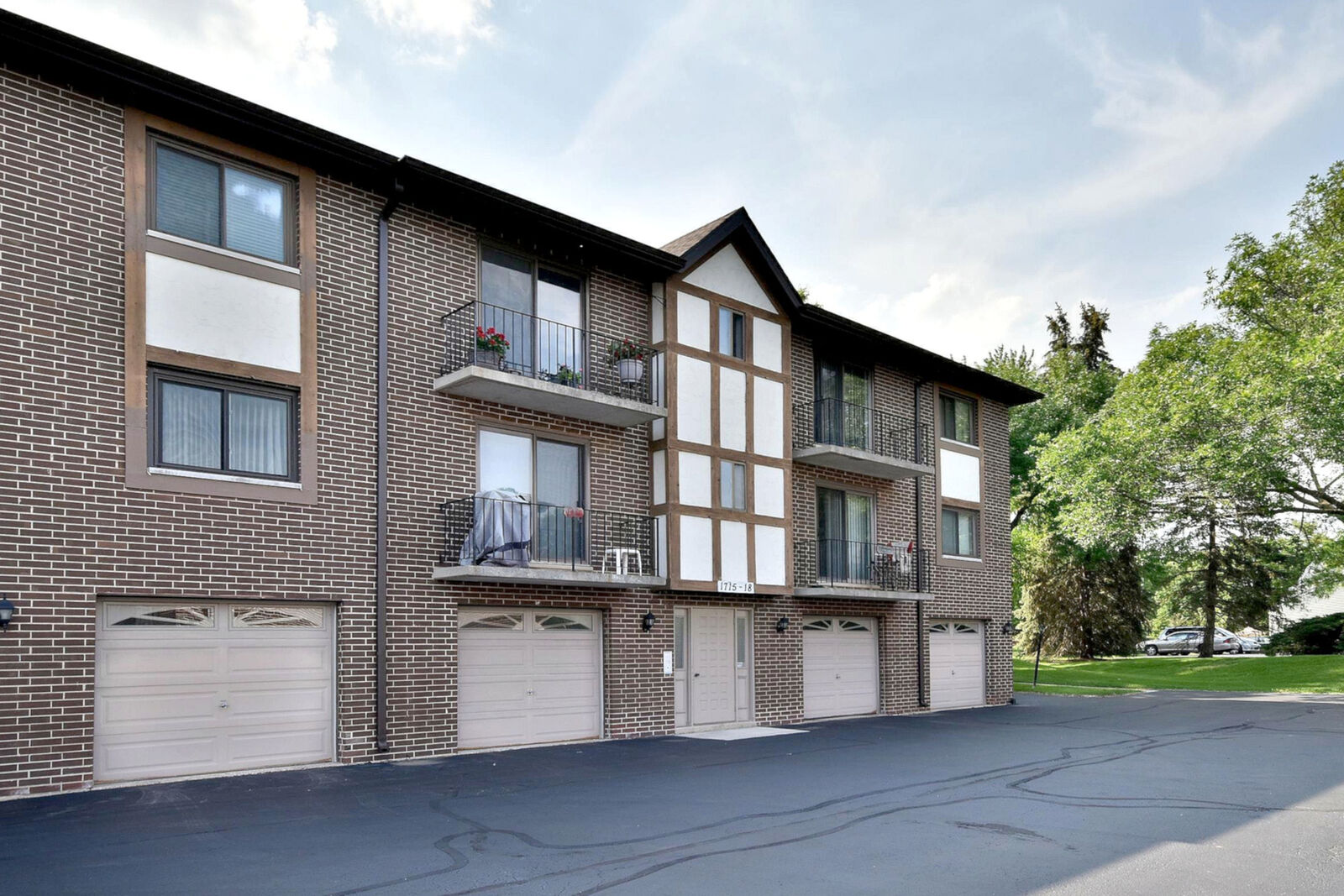 Property Photo:  1716 S Washington Street 1716  IL 60565 