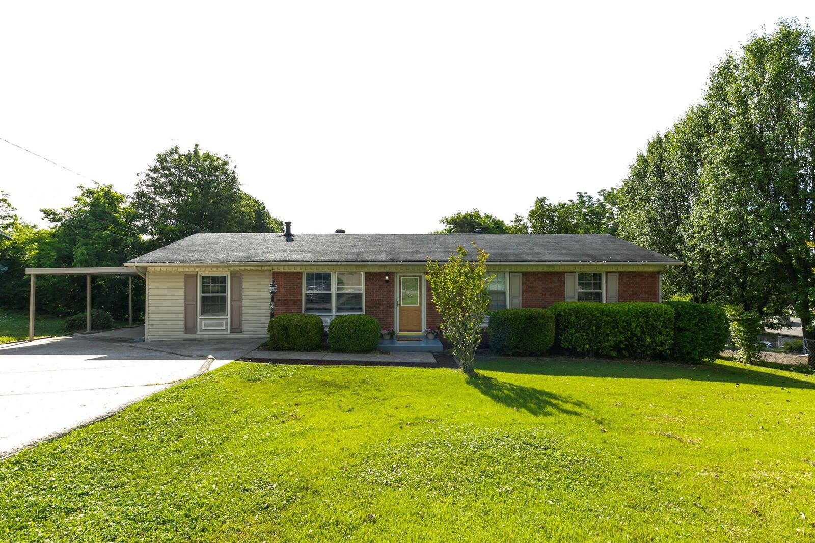 Property Photo: 222 S Valley Rd TN 37075