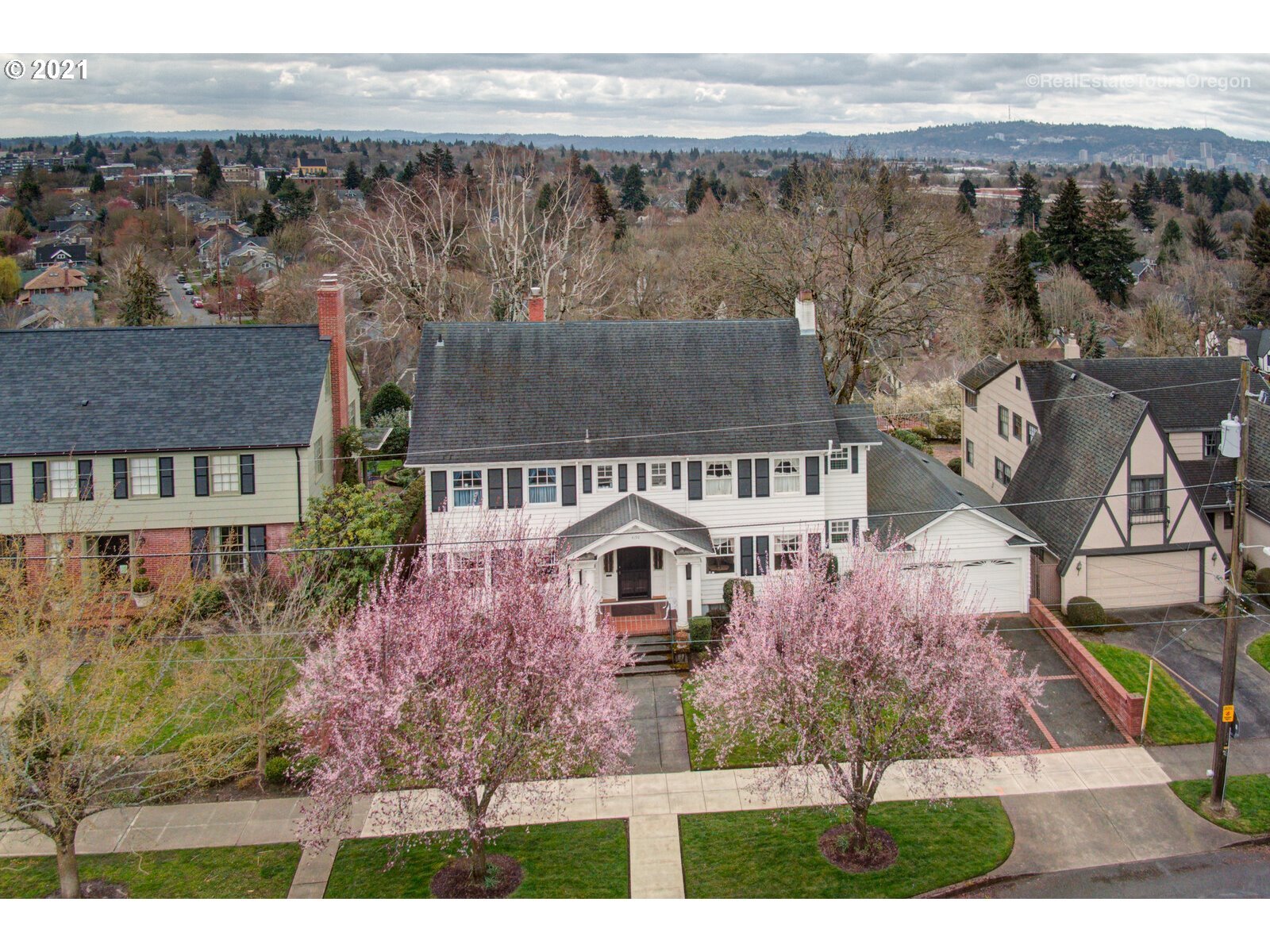 Property Photo: 4190 NE Alameda St OR 97212