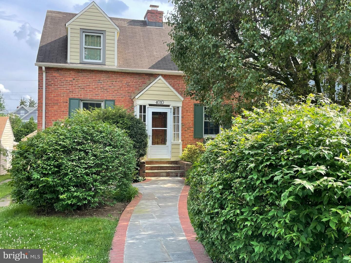 Property Photo:  4010 18th Road N  VA 22207 