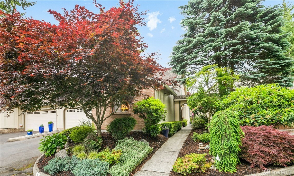 Property Photo:  14300 Trillium Blvd SE 11  WA 98012 