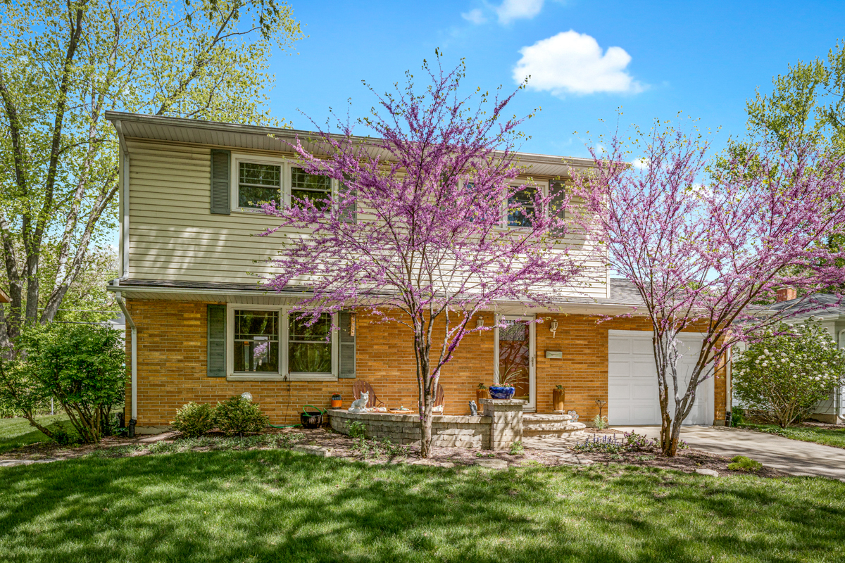 Property Photo:  326 S 15th Street  IL 60174 