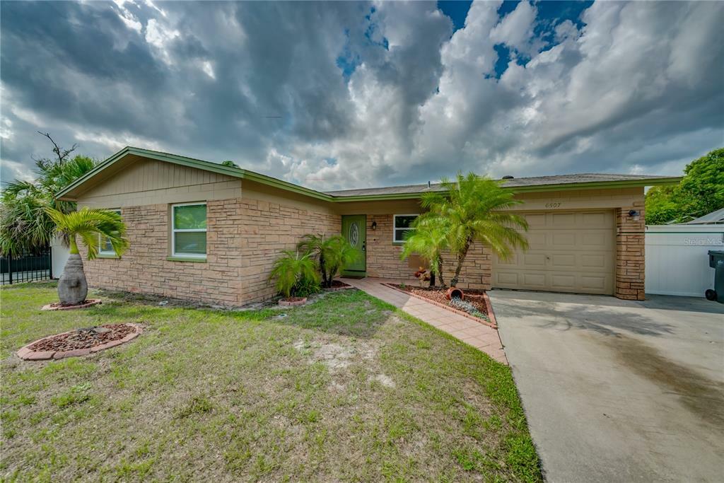 Property Photo: 6507 Sawyer Place FL 33634