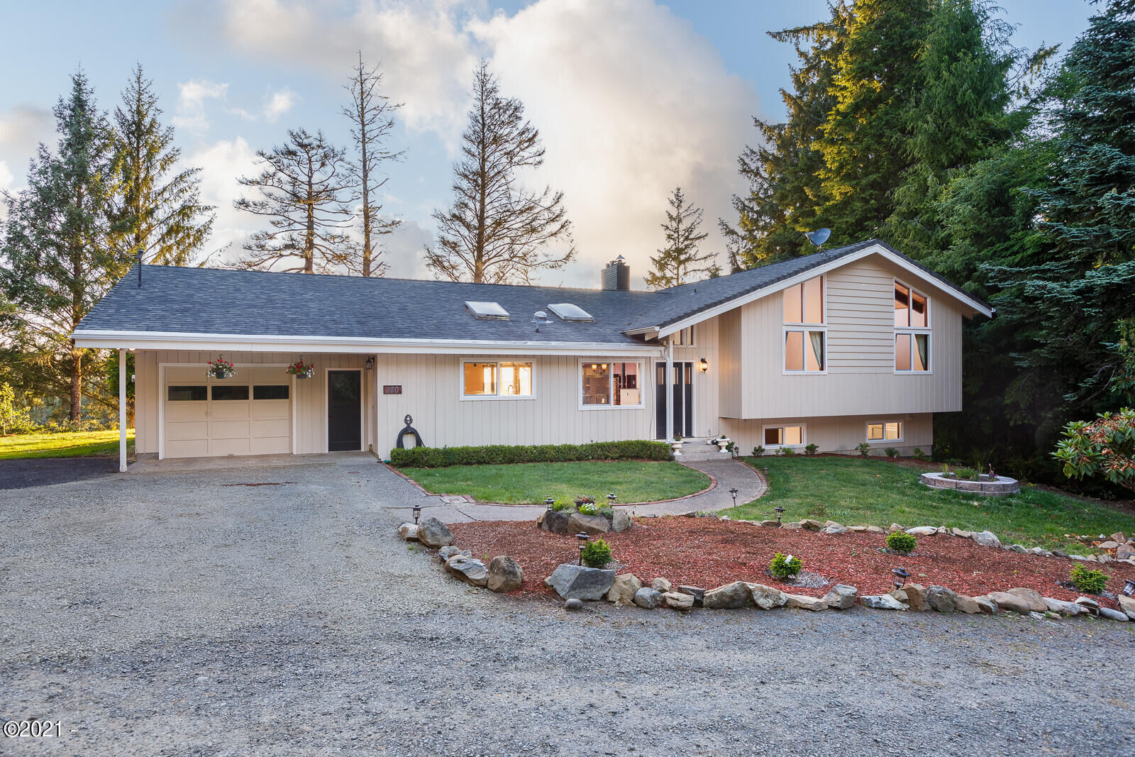 Property Photo:  380 NE Hillside Drive  OR 97394