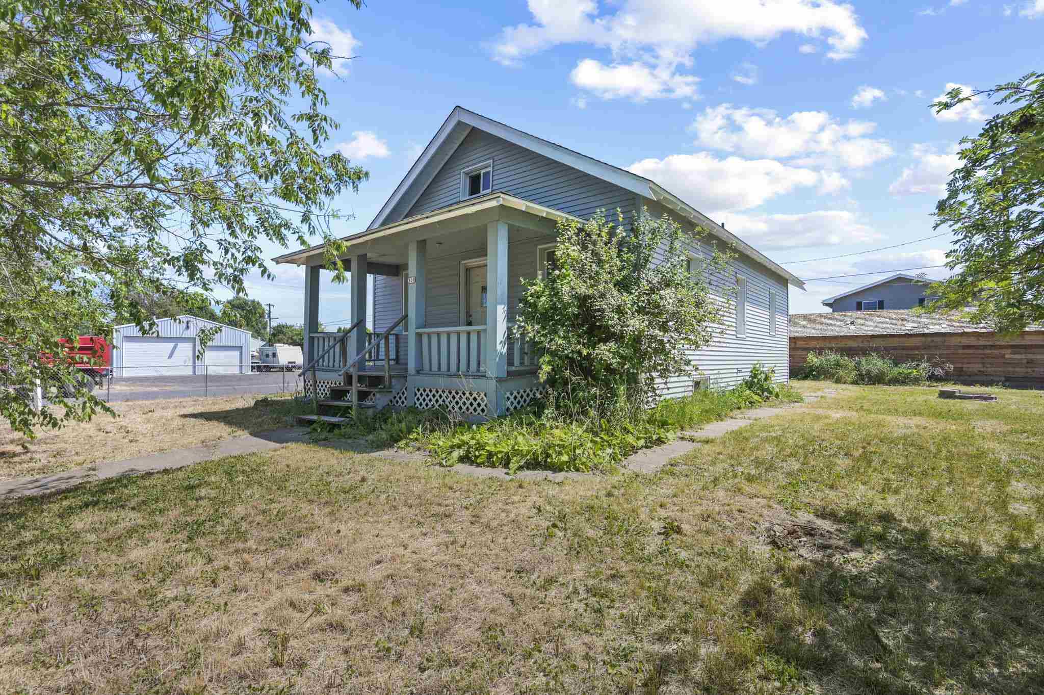 Property Photo:  301 Maxwell St  WA 99122 