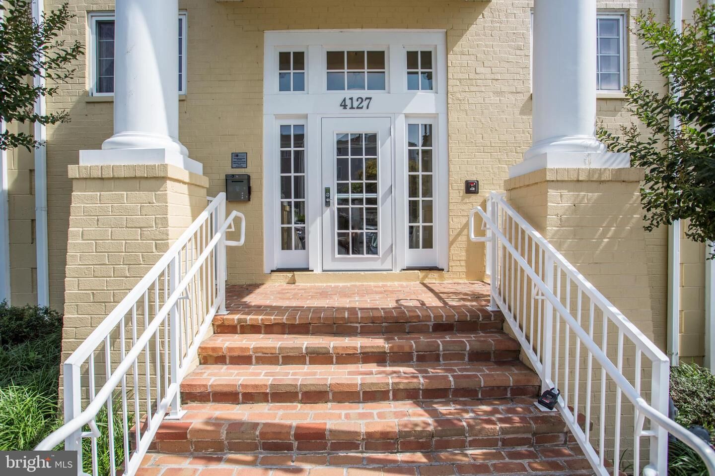 Property Photo:  4127 S Four Mile Run Drive 301  VA 22204 