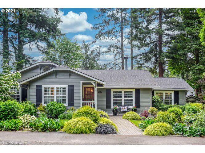 Property Photo:  569 7th St  OR 97034 