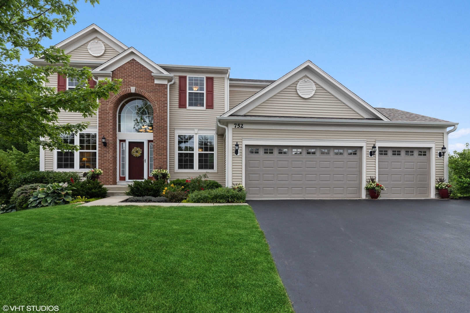 Property Photo: 752 Porter Circle IL 60046
