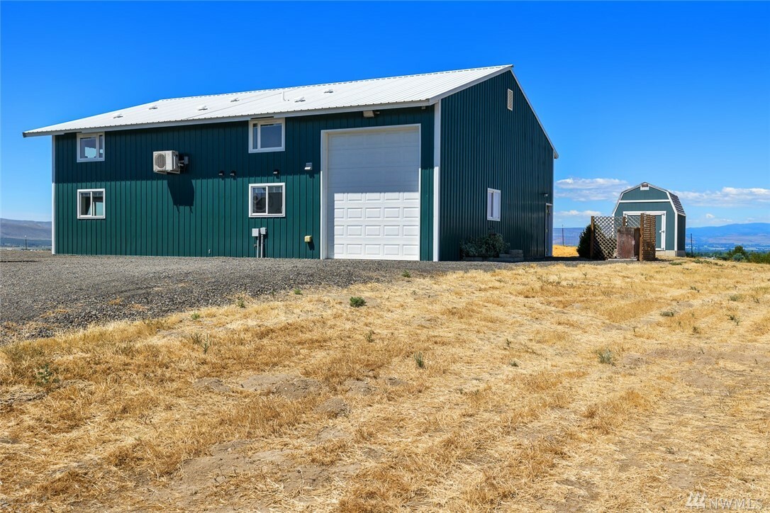 Property Photo:  2200 Clerf Rd  WA 98926 