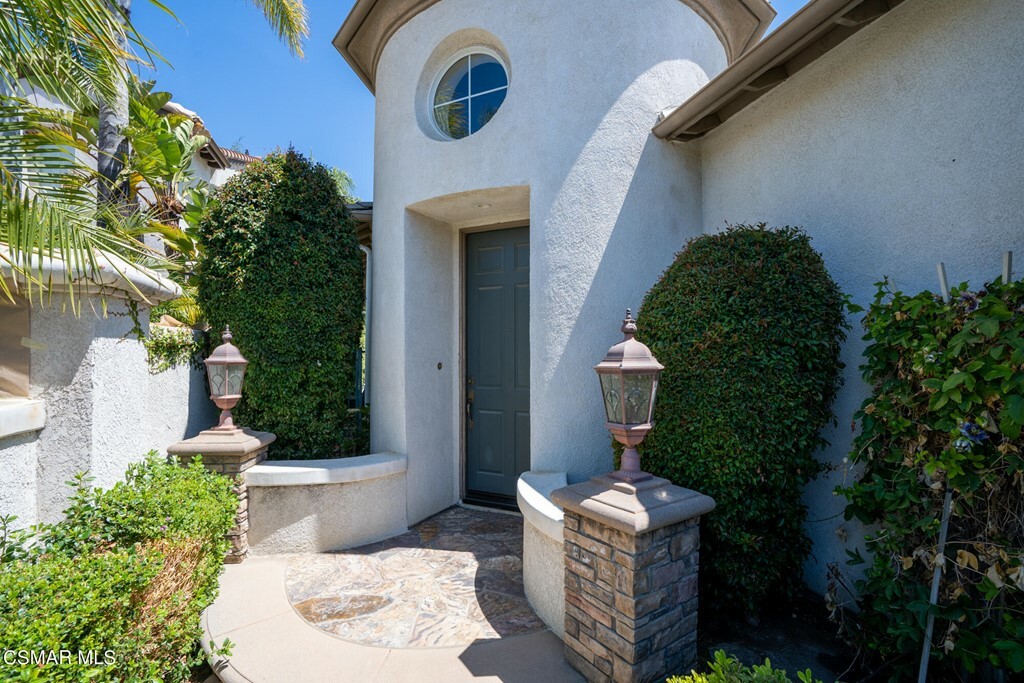 Property Photo:  4255 Via Azul  CA 91320 