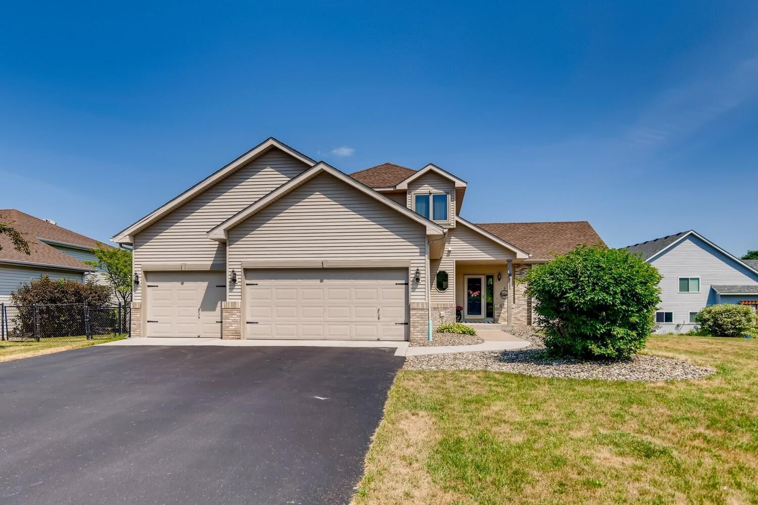 Property Photo:  3285 White Oaks Lane  MN 55125 