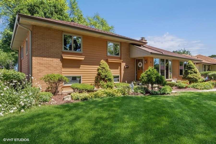 Property Photo:  5 N Stevenson Lane  IL 60056 