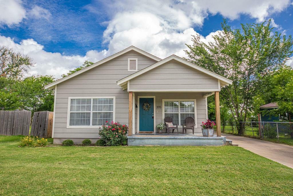 Property Photo:  205 Park W Street  TX 75482 