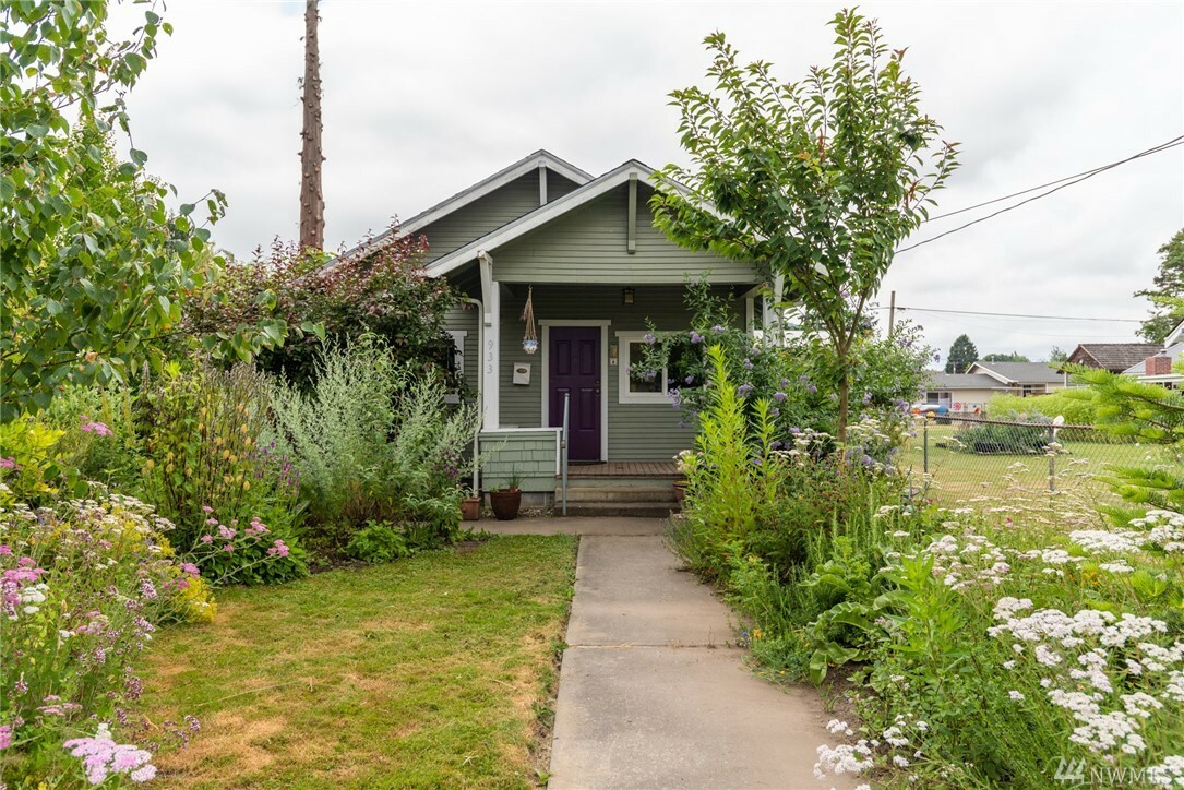 Property Photo:  933 Talcott St  WA 98284 