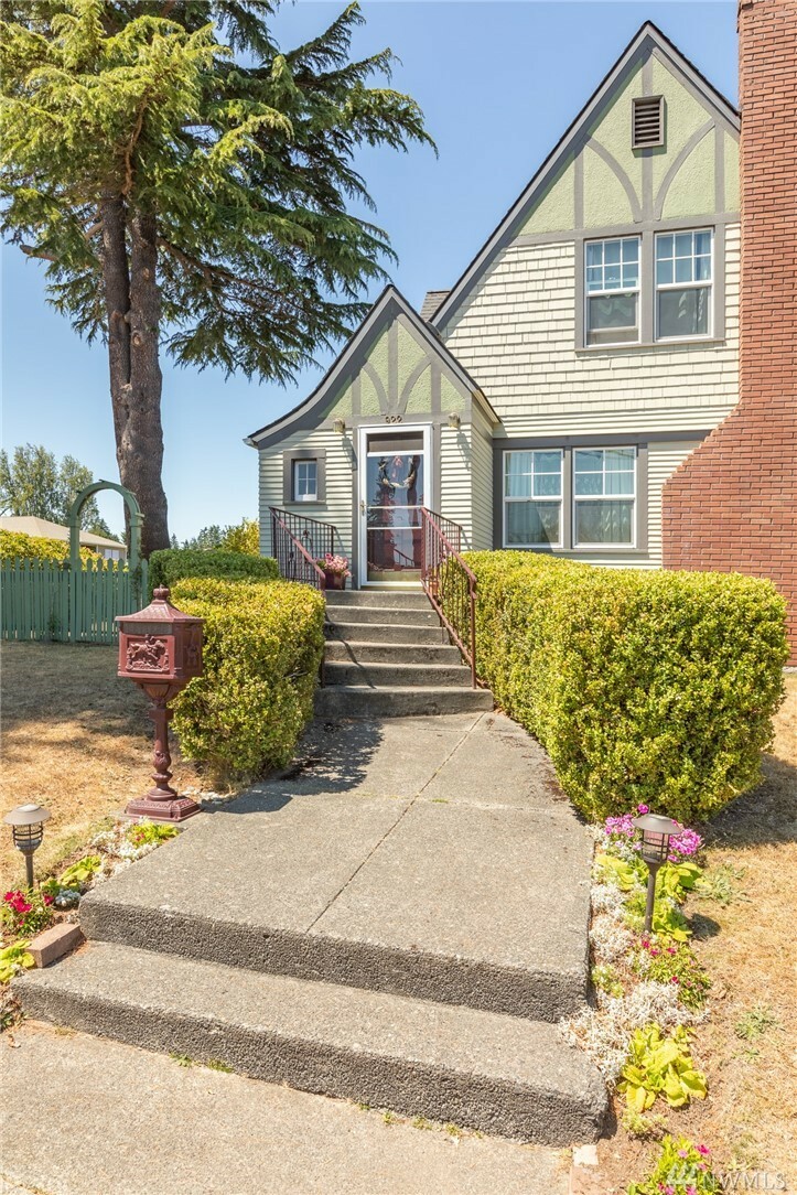 Property Photo:  922 S Laurel St  WA 98362 