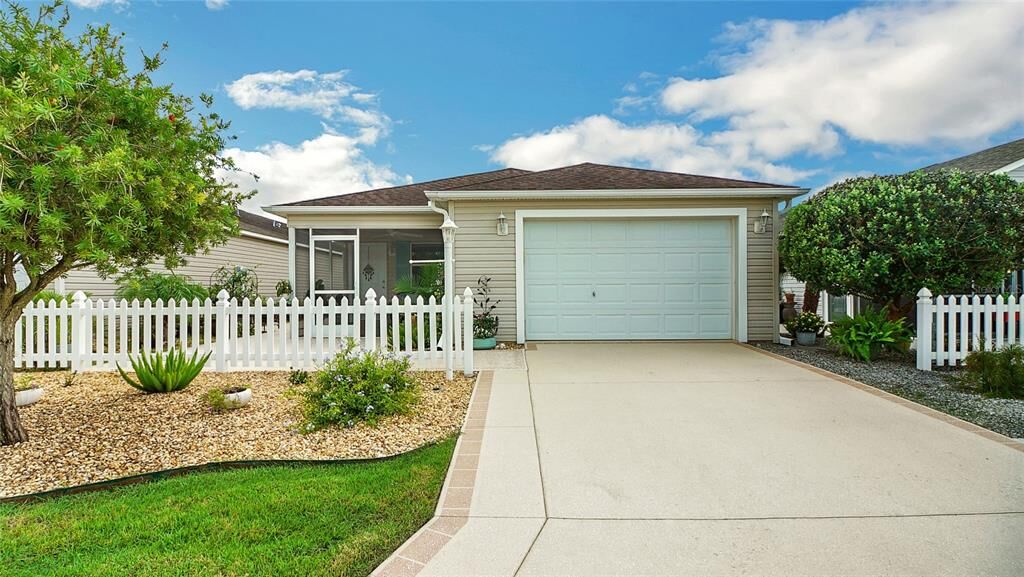 Property Photo: 1766 Hallandale Lane FL 32162
