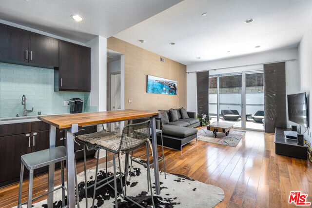 Property Photo:  4211   Redwood Ave 105  CA 90066