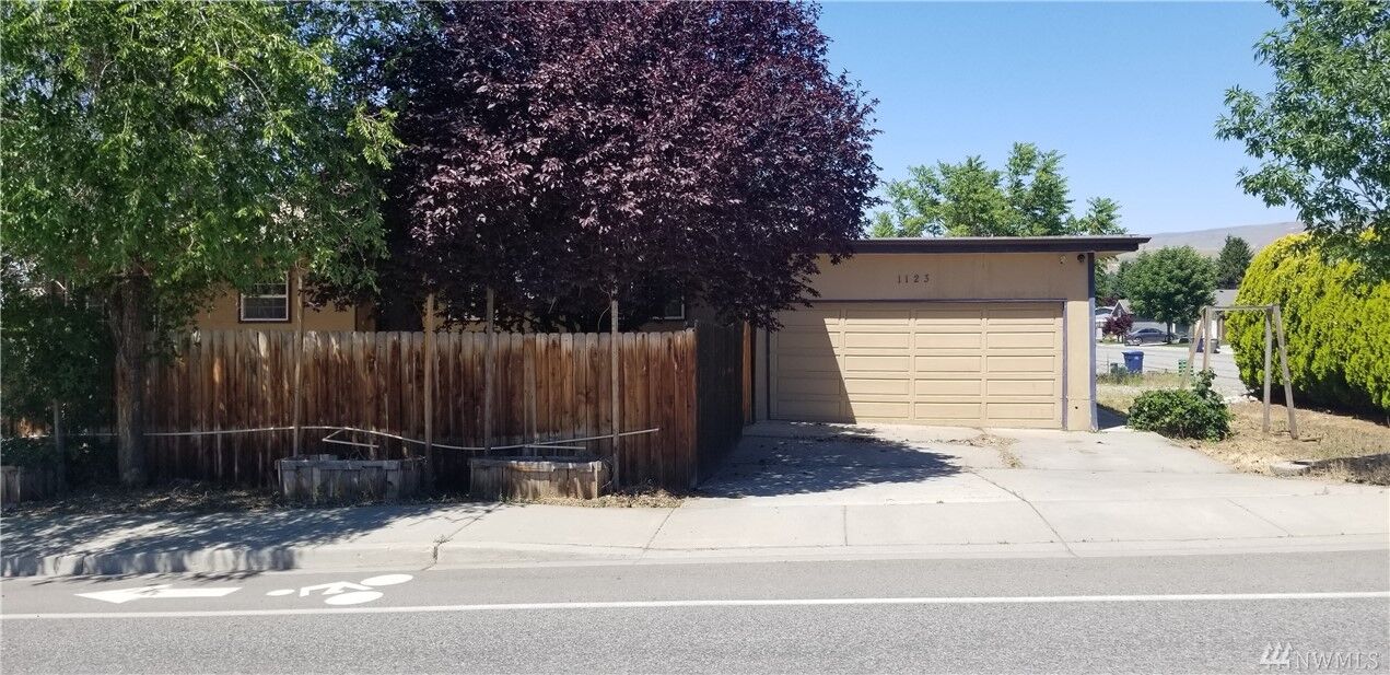 Property Photo:  1123 4th St SE  WA 98802 
