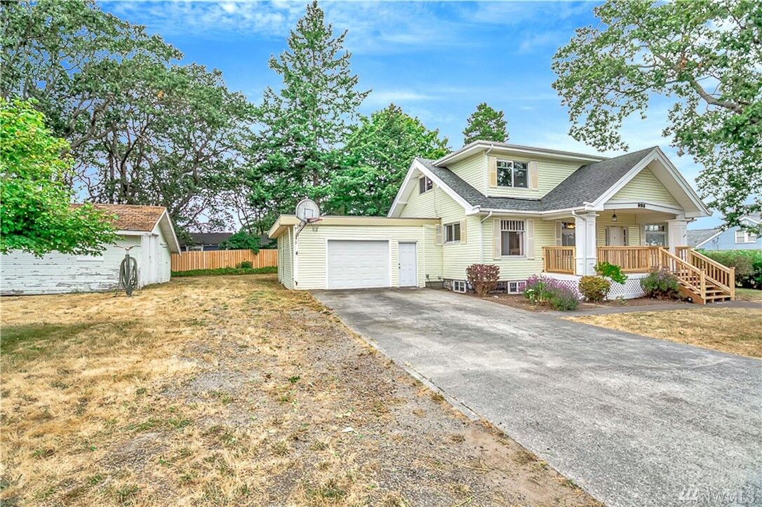 Property Photo:  998 SE 8th Ave  WA 98277 
