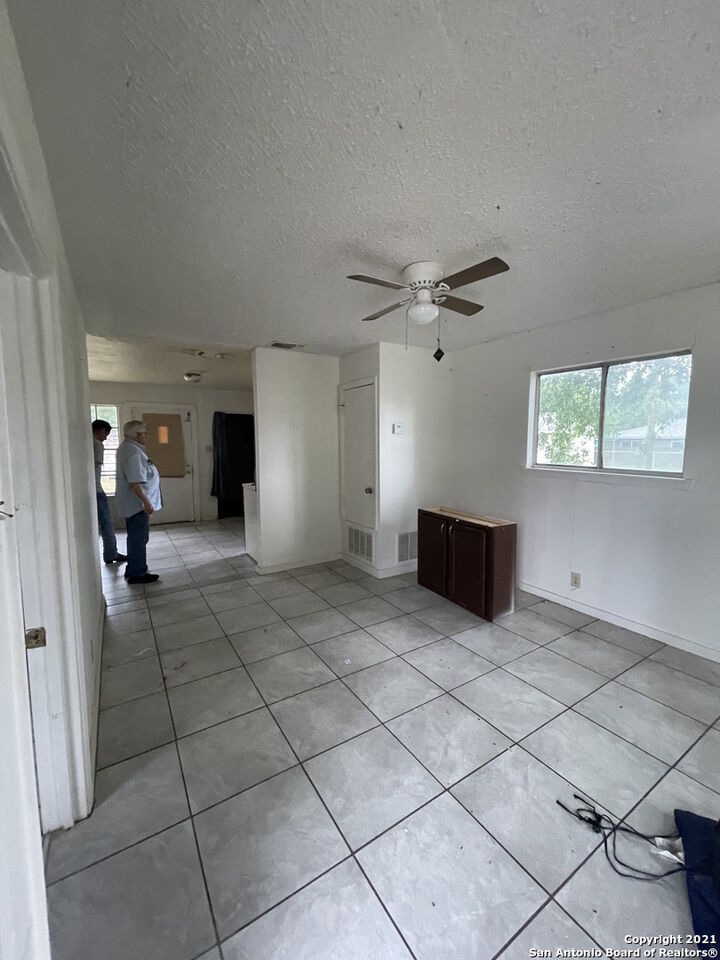 Property Photo: 121 Ardmore St TX 78237