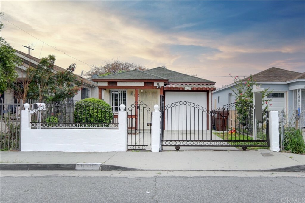 Property Photo:  626 W Peach Street  CA 90222 