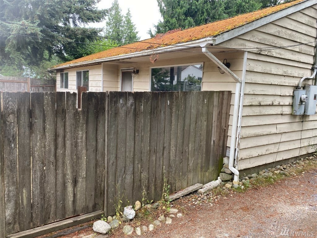 Property Photo:  1563 NE 170th St  WA 98155 