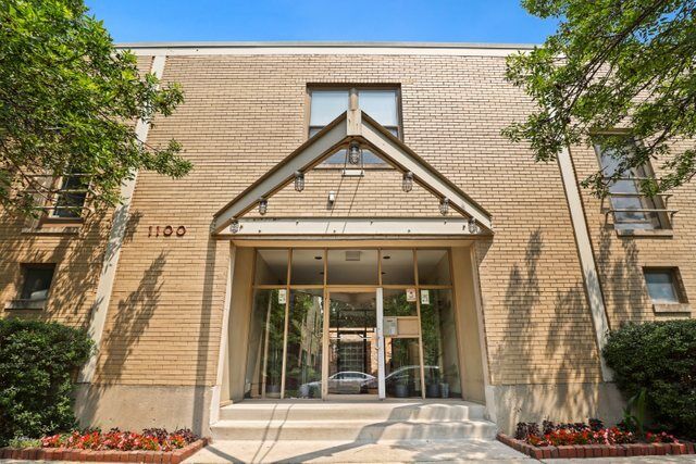 Property Photo: 1100 W Cornelia Avenue 123 IL 60657