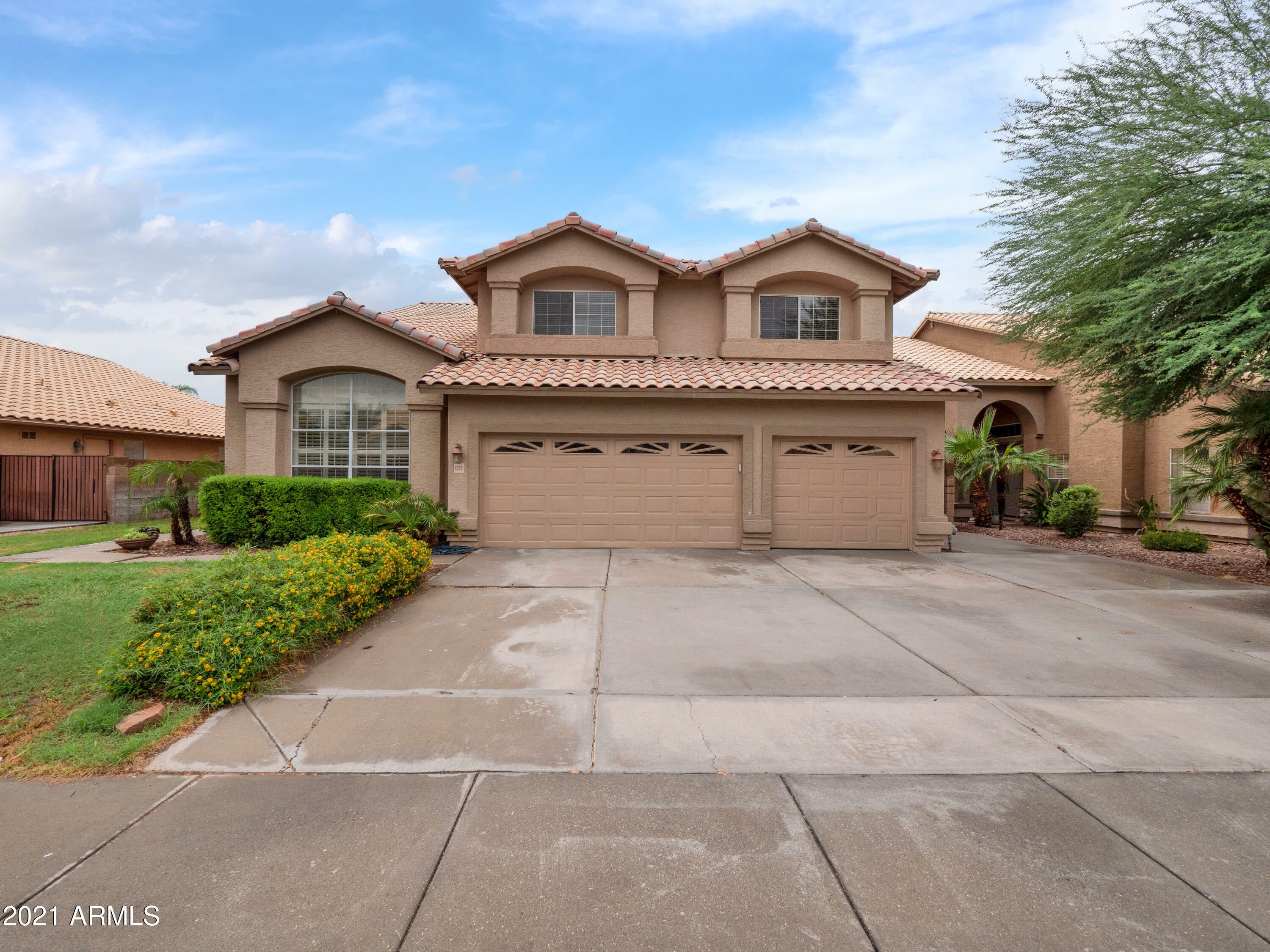 Property Photo:  1335 E Horseshoe Avenue  AZ 85296 