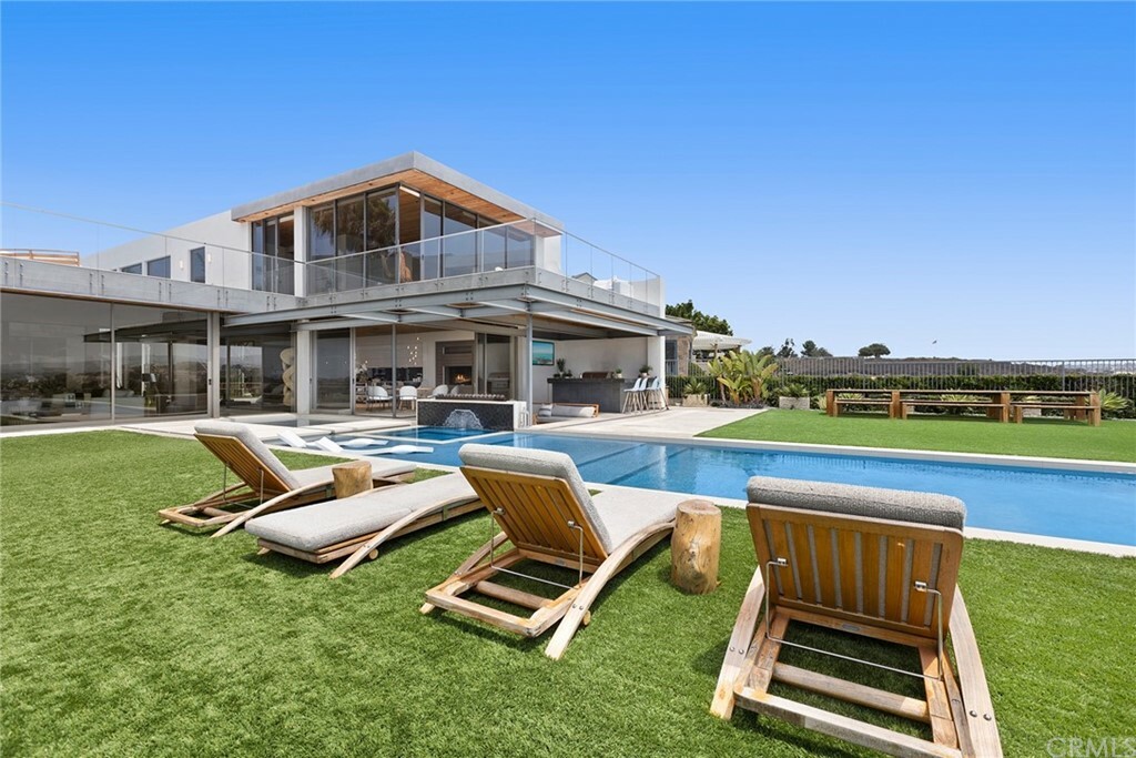 Property Photo: 104 Kings Place CA 92663