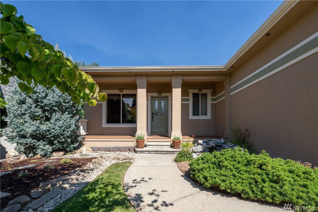 Property Photo: 1735 Manhattan Dr WA 98802
