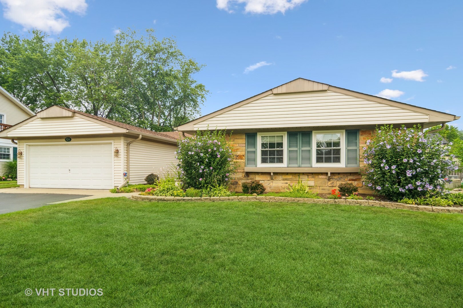 Property Photo:  924 Country Lane  IL 60089 