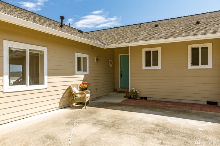 Property Photo: 300 Capstan Ct WA 98239