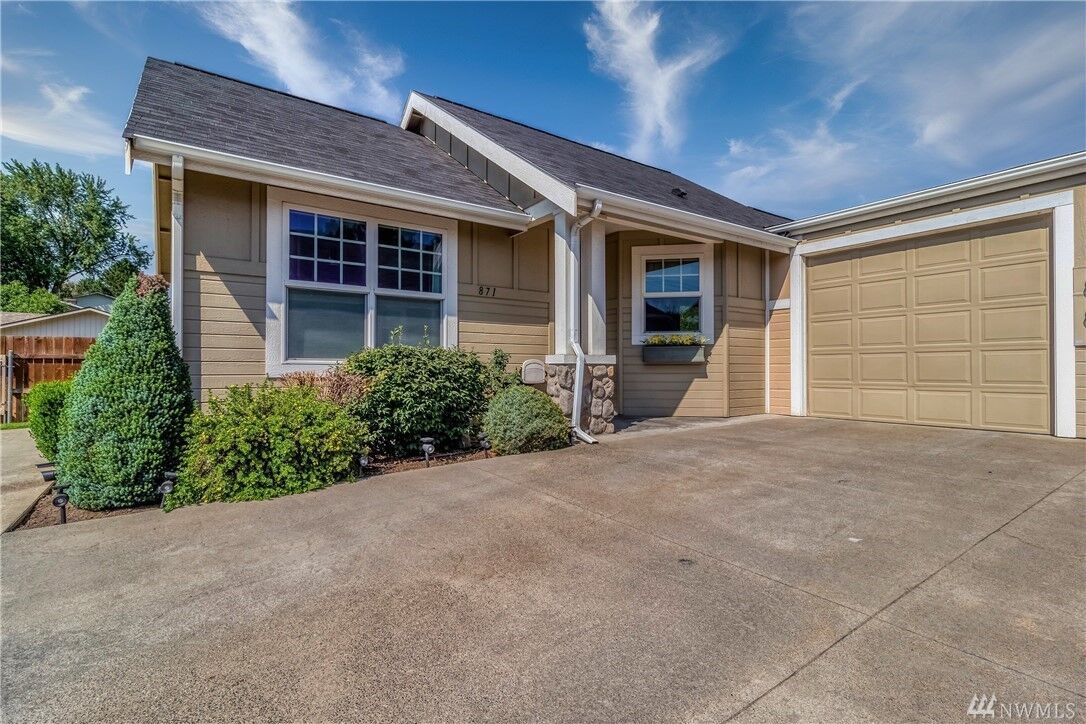 Property Photo:  871 SE Larkspur Place  WA 99324 
