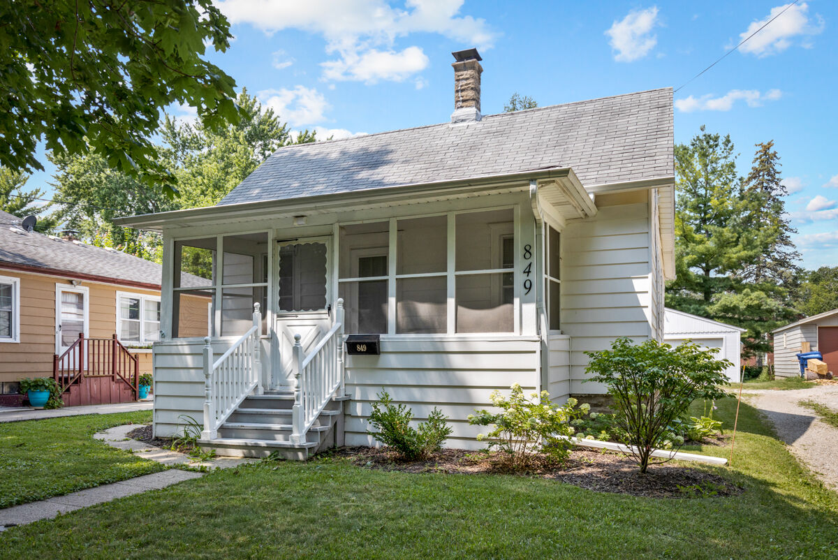 Property Photo: 849 N 11th Street IL 60115