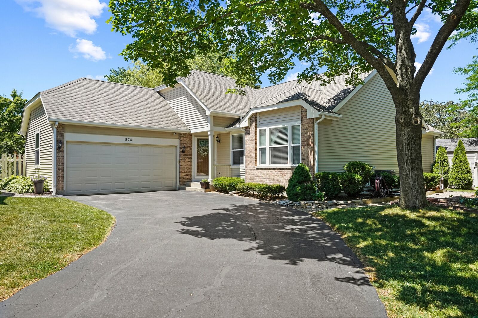 Property Photo:  575 Crystal Springs Court  IL 60047 