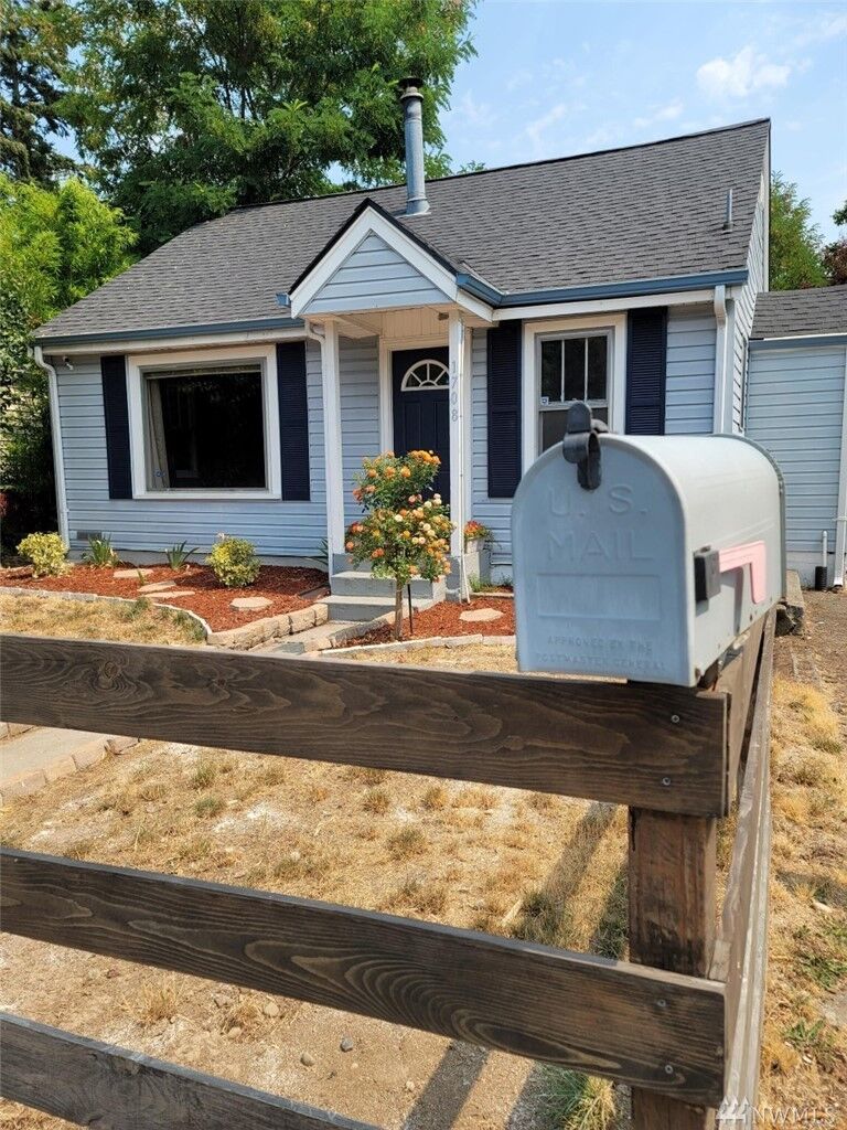 Property Photo:  1708 Snyder Ave  WA 98312 
