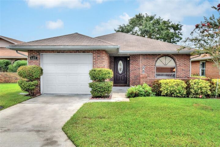 Property Photo: 627 Jamaica Circle FL 33803