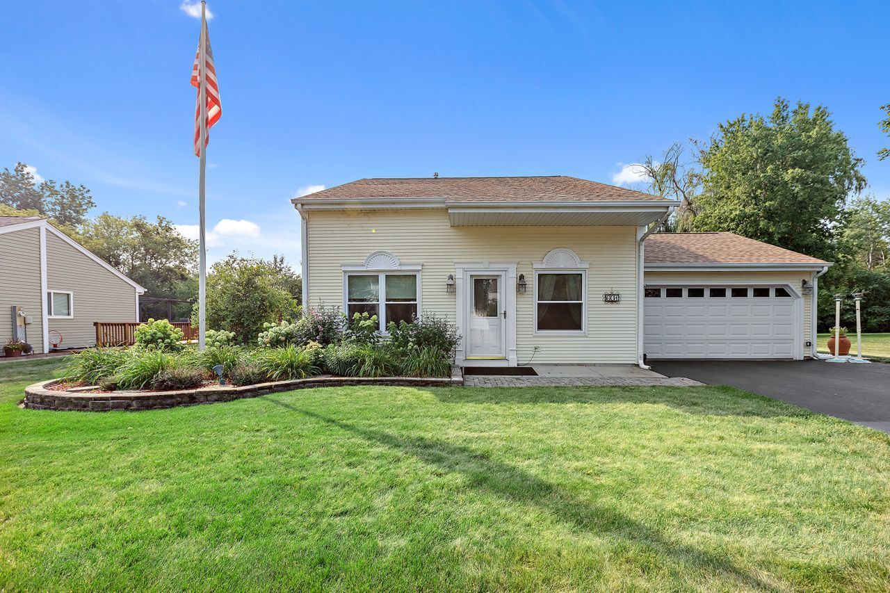 Property Photo: 601 Eastport Court IL 60042