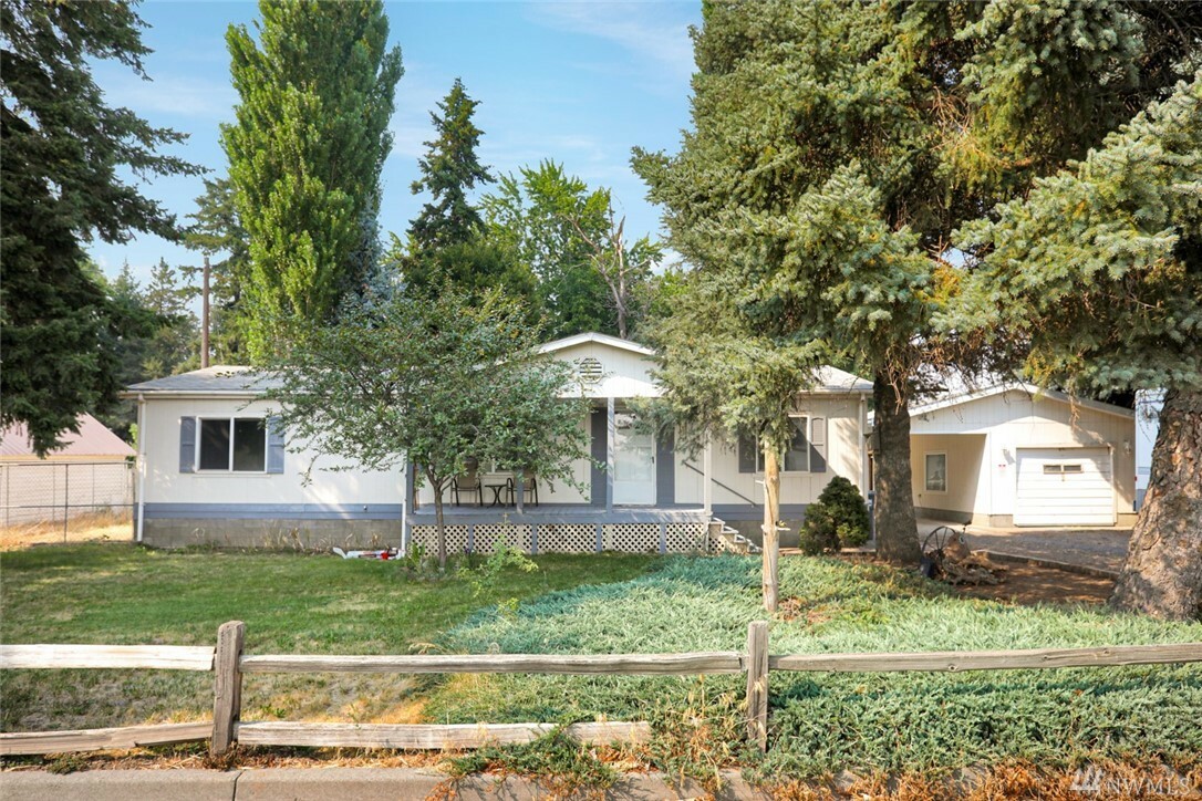 Property Photo: 425 E 8th St WA 99361