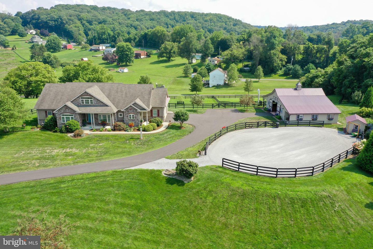 Property Photo:  4 Fox Ridge  PA 17565 