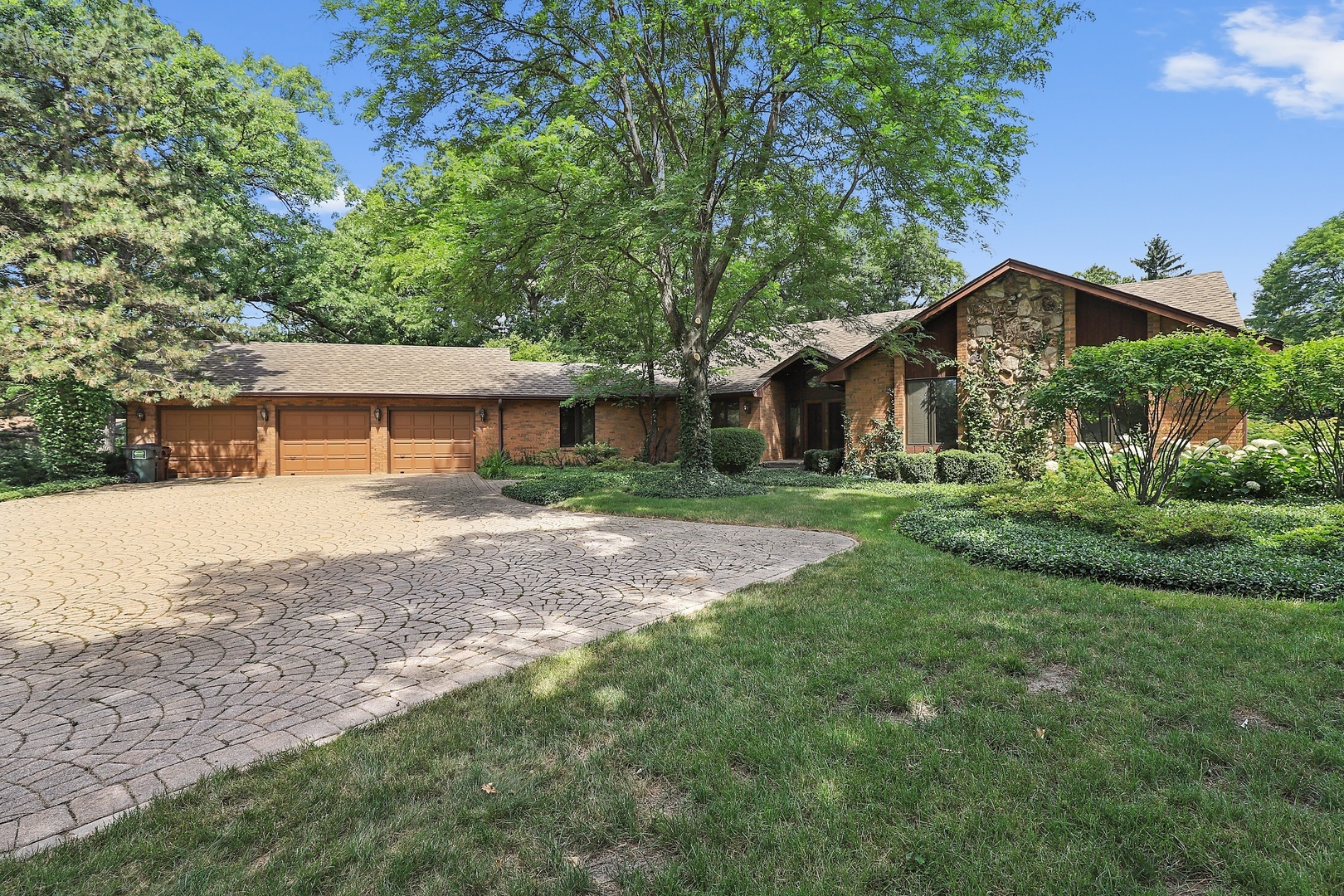 Property Photo: 1335 Greenbrier Drive IL 60048