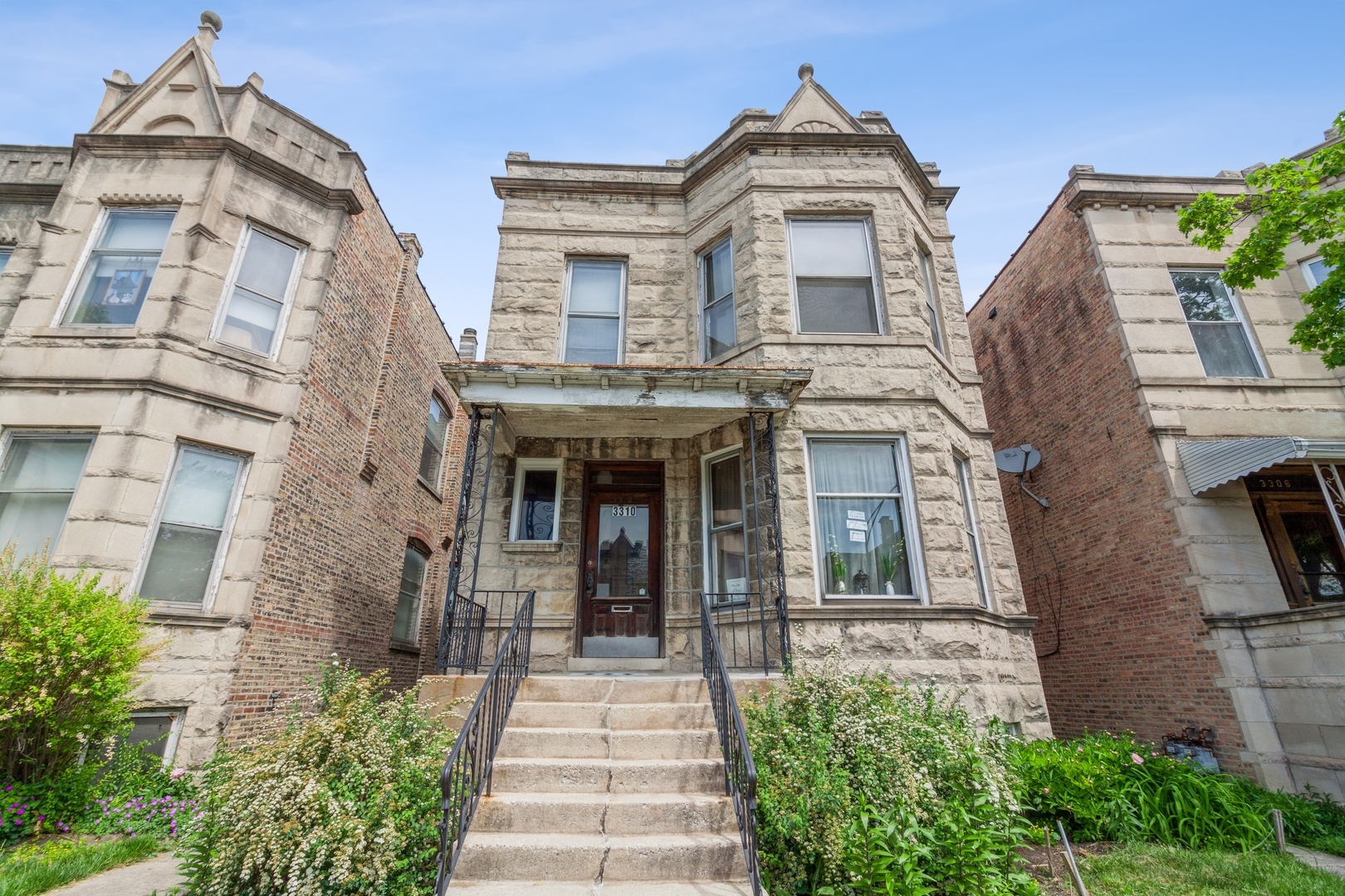 Property Photo:  3310 W Wrightwood Avenue  IL 60647 