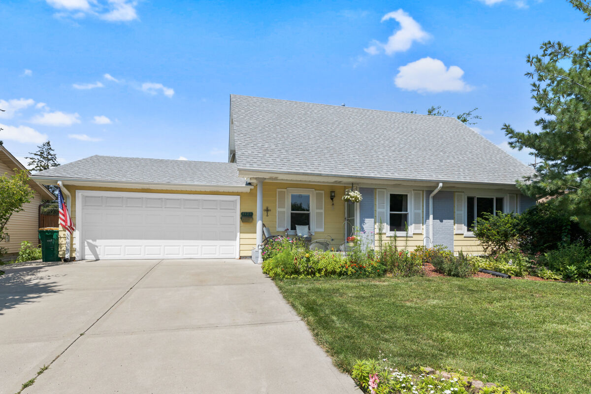 Property Photo:  1124 Lancaster Avenue  IL 60007 