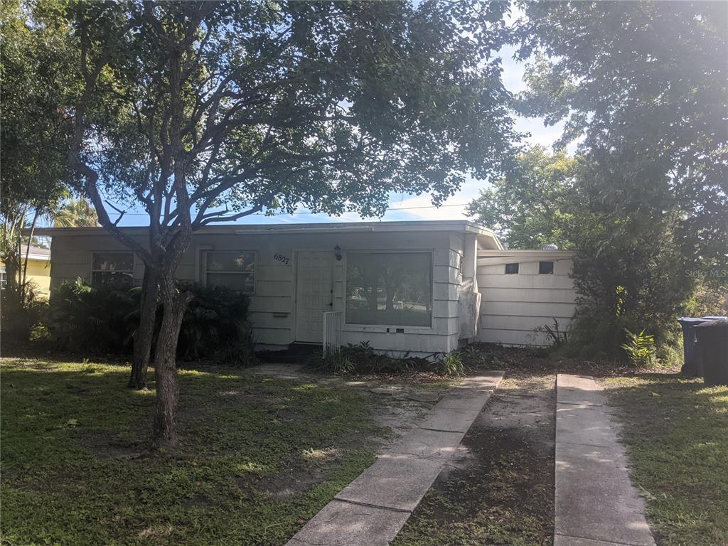 Property Photo: 6827 Meadowlawn Drive N FL 33702