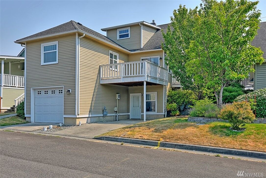 Property Photo:  1217 Donovan Lane  WA 98201 