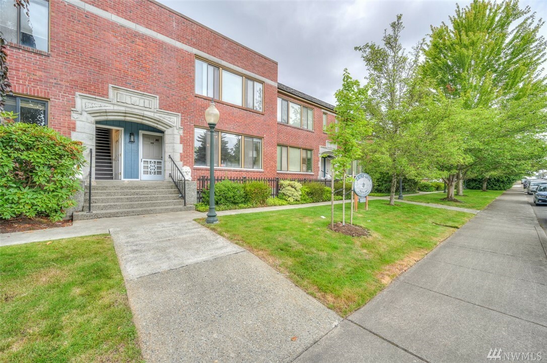 Property Photo:  2120 Highland Ave 202  WA 98201 